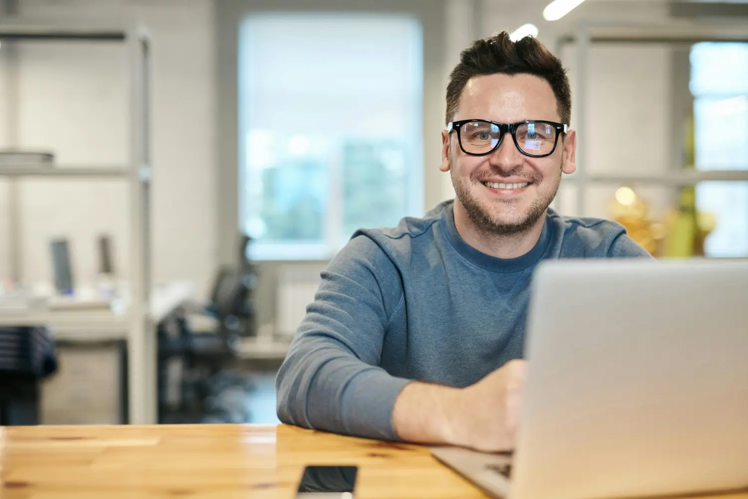 ENERGEEVERS - glücklicher Mann mit Laptop
