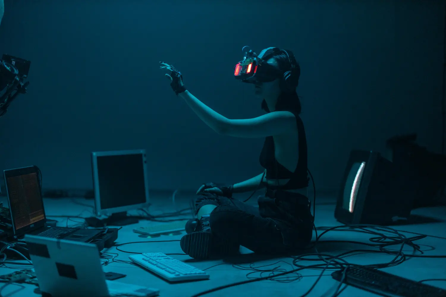 ENERGEEVERS - eine Frau trägt eine VR-Brille