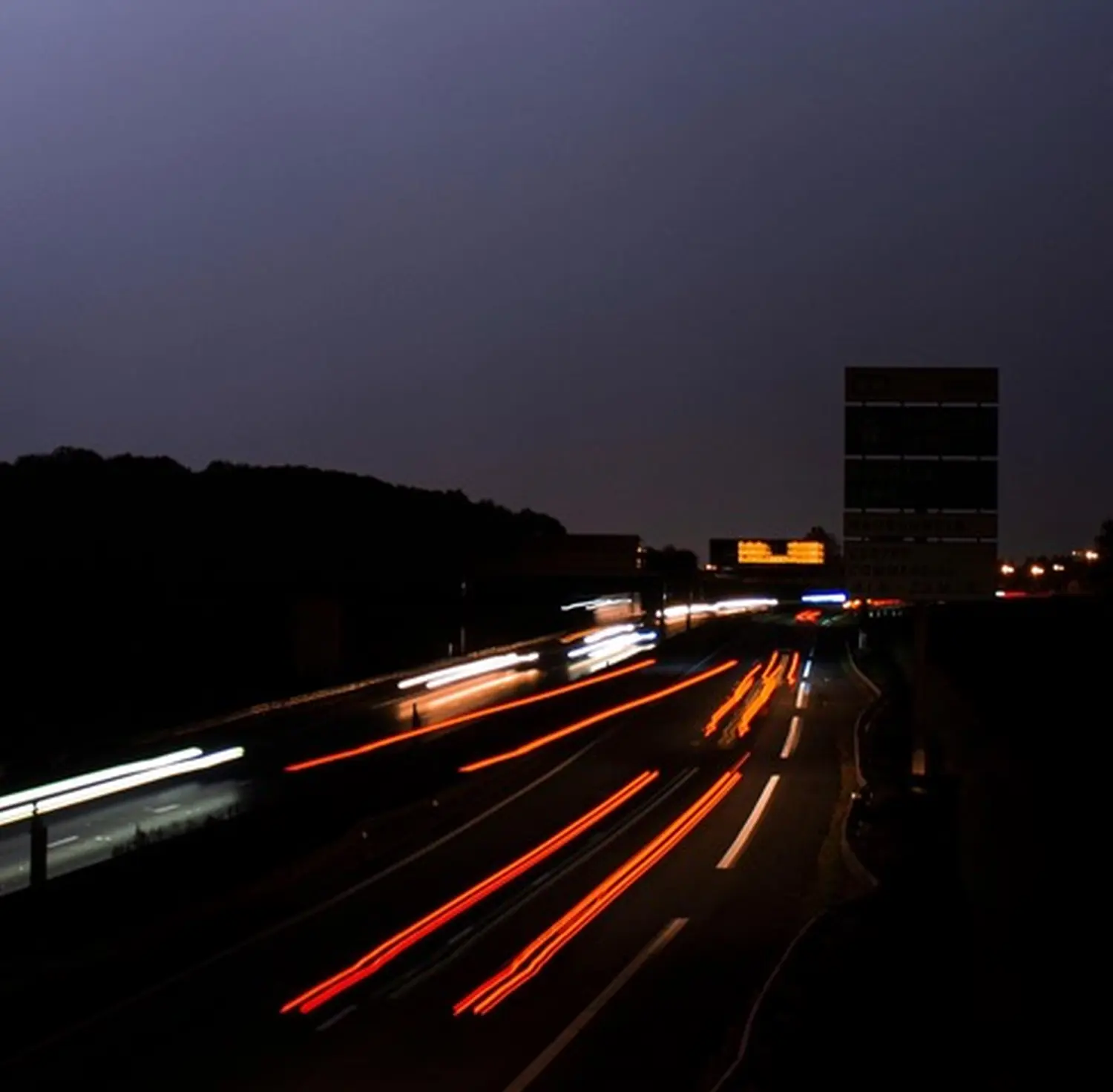 ENERGEEVERS - Verkehr befahrene Straße bei Nacht